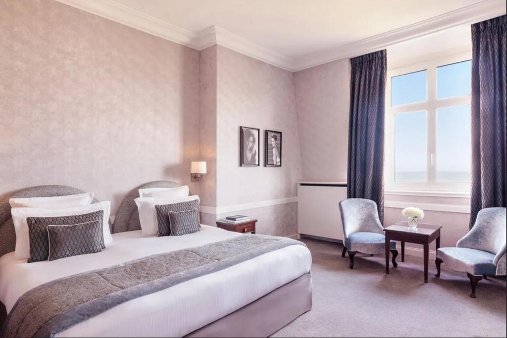 Кровать или кровати в номере Hôtel Barrière Le Royal Deauville