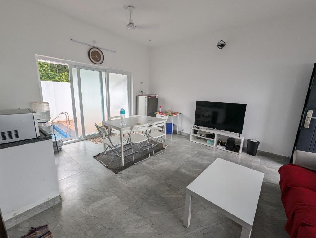 Un televizor și/sau centru de divertisment la 3 BHK Private Villa - Private Swimming Pool - Free Wifi - DTH Television - No Alcohol Zone