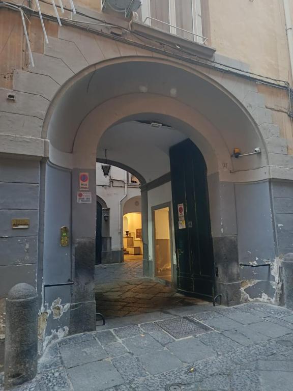 an archway in the side of a building at Residence e appartamenti Bausan in Naples