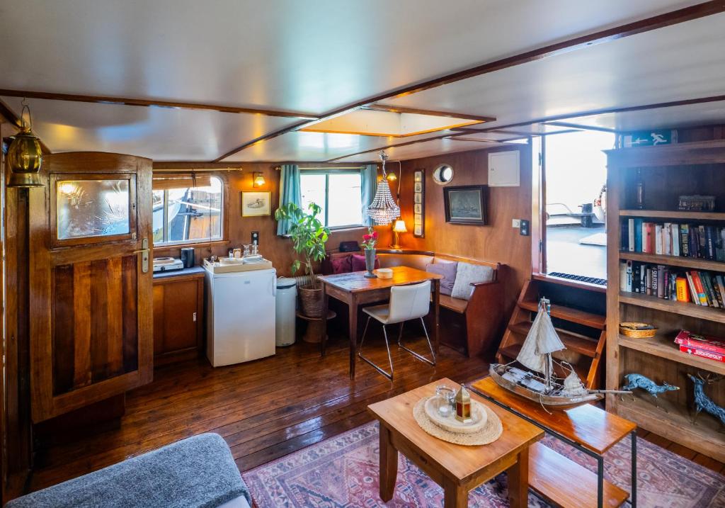 Boat 'Opoe Sientje' - One-Bedroom Apartment