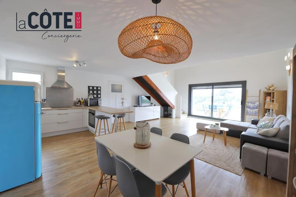 Il comprend un salon et une cuisine avec une table et des chaises. dans l'établissement Le Verdon, à Martigues