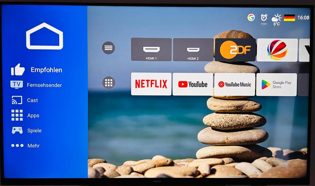 TV a/nebo společenská místnost v ubytování tauwerk Hotel