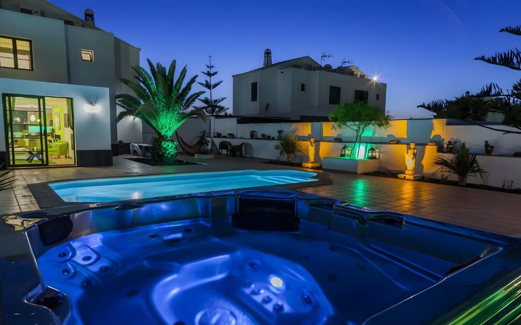 a hot tub in the backyard of a house at Villa Casa Aloe Vera in Playa Blanca