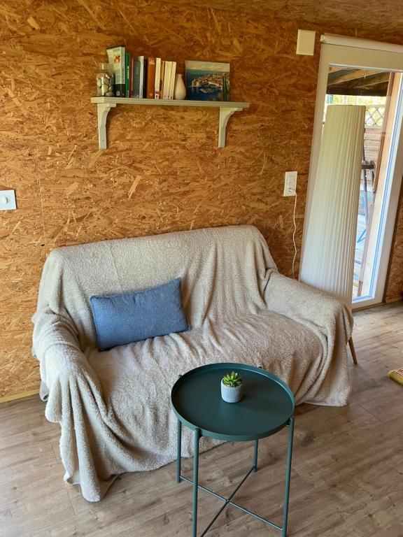 Posezení v ubytování LE PIVERT, chalet confortable avec jardin à 100m du lac