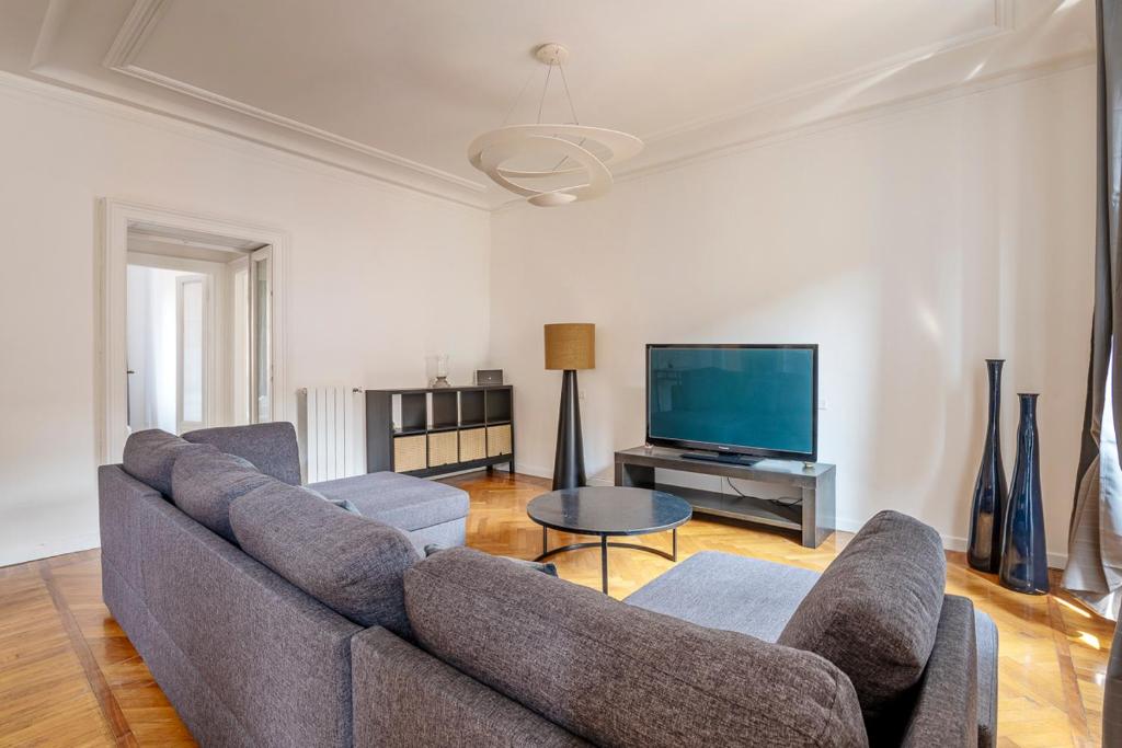 Telewizja i/lub zestaw kina domowego w obiekcie Exclusive 3 bedrooms apartment in Brera