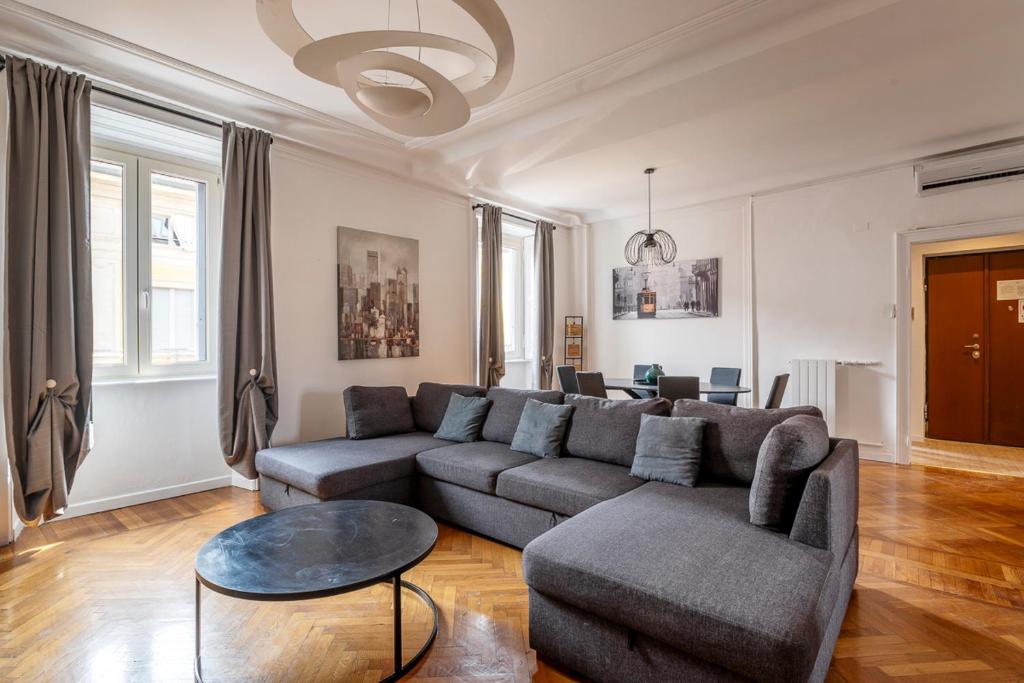 salon z kanapą i stołem w obiekcie Exclusive 3 bedrooms apartment in Brera w Mediolanie