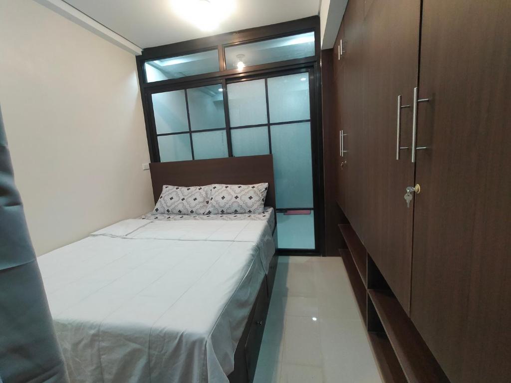 a small bedroom with a bed and a window at Northern Vacation Homes - Selendra in Baguio
