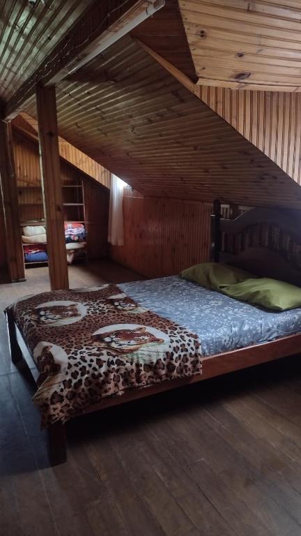 Un pat sau paturi într-o cameră la Casa da Cíntia