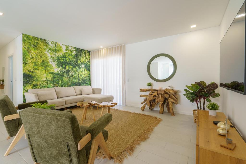ein Wohnzimmer mit einer Couch und einem Tisch in der Unterkunft Villa Lola in Mariquiteira