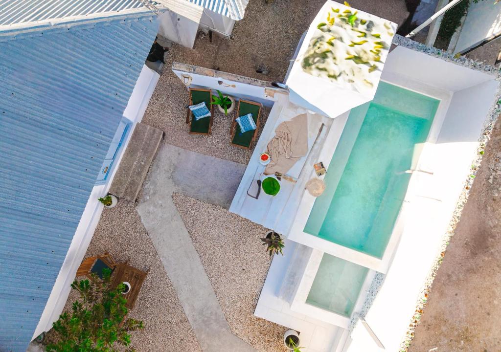 einen Blick über einen Pool neben einem Haus in der Unterkunft Paje Holiday Home by Liv Zanzibar, central located in Paje