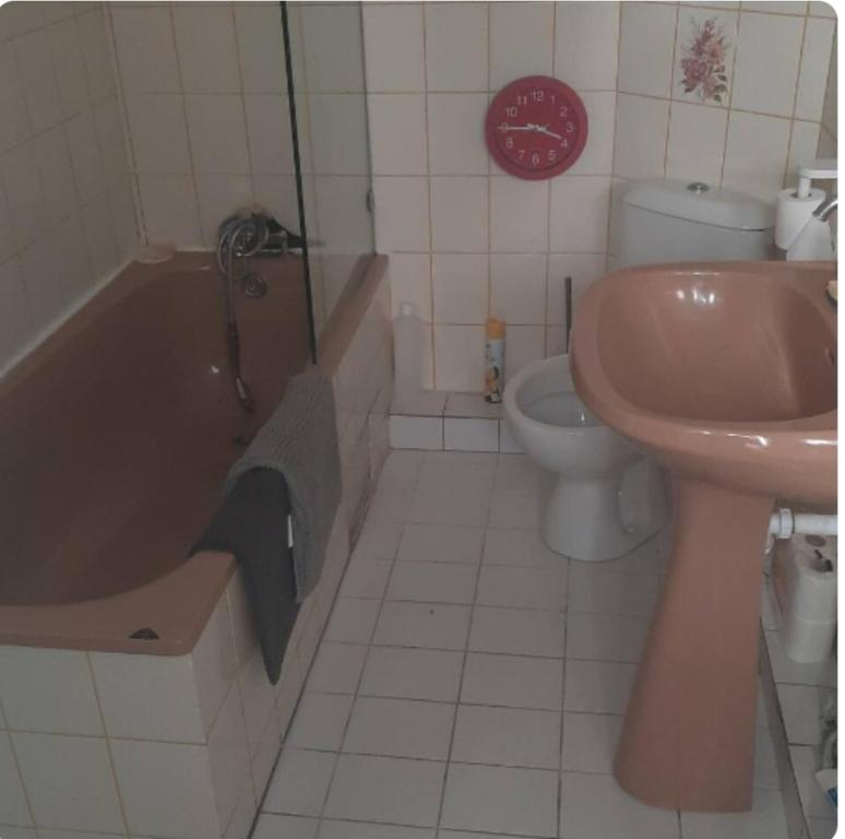 Ένα μπάνιο στο Chambre ,terrasse, a dames exclusivement women only