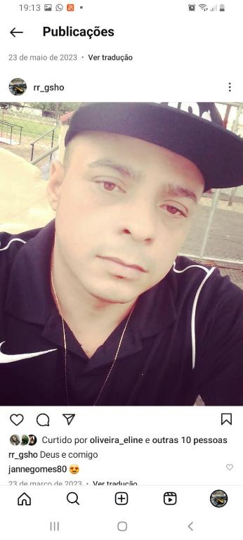 una foto de un hombre que lleva un sombrero en Apartamento compartilhado, en Fortaleza