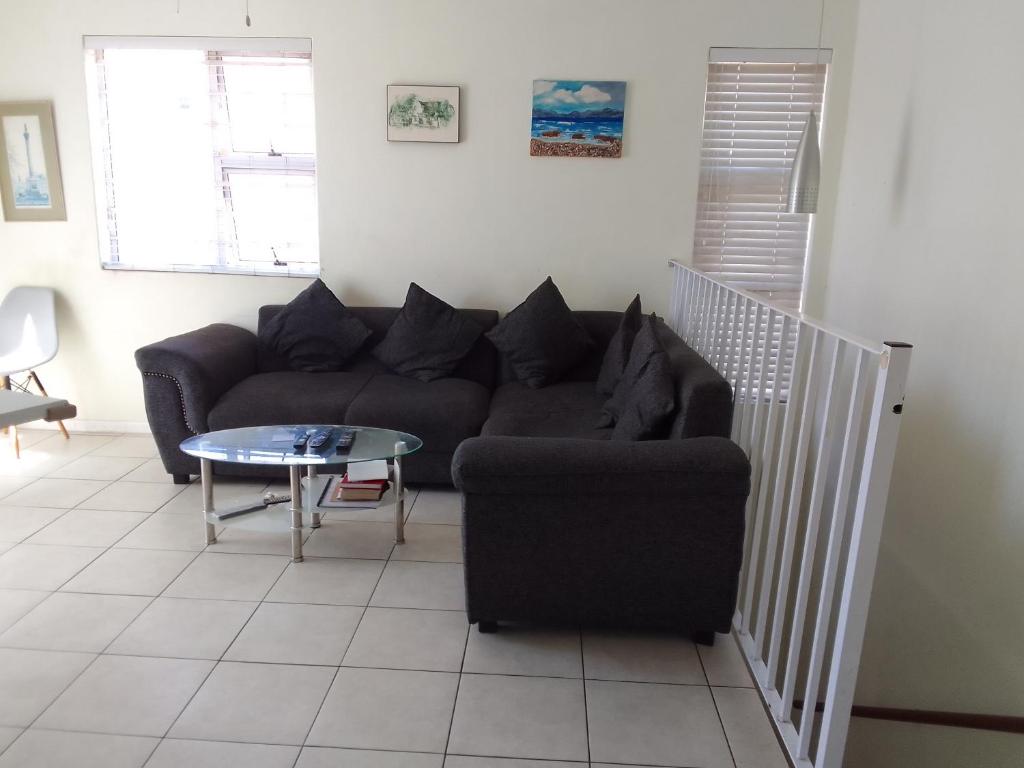 un salon avec un canapé et une table dans l'établissement Kenda house, au Cap