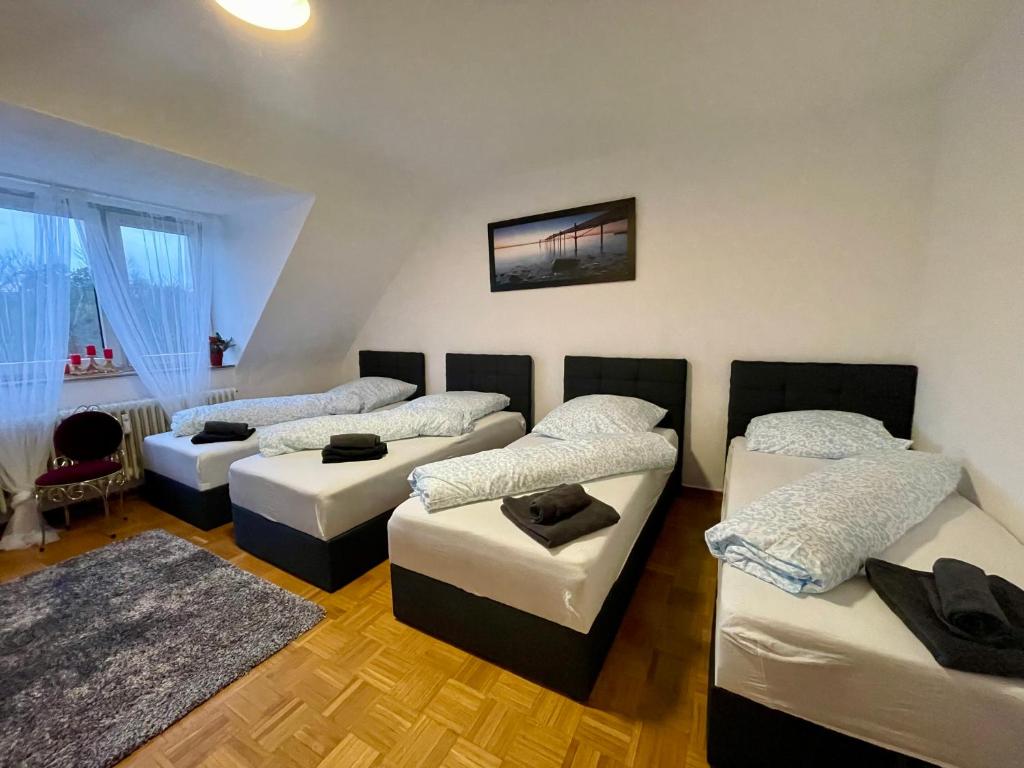 Postel nebo postele na pokoji v ubytování Zentral - Bahnhofnähe - Universität-Mercedes-Modern