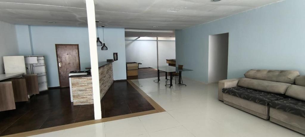ein Wohnzimmer mit Sofa und Tisch in der Unterkunft Casa na praia in Pontal do Paraná