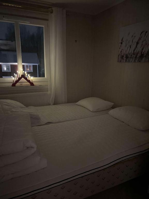 Postel nebo postele na pokoji v ubytování Strandvägen 6A Ragnhild