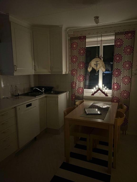 Kuchyň nebo kuchyňský kout v ubytování Strandvägen 6A Ragnhild