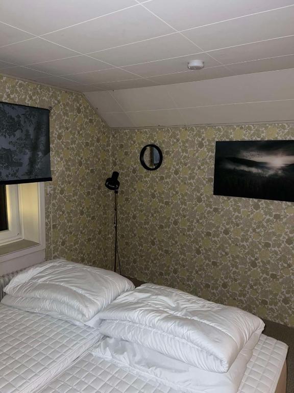 Postel nebo postele na pokoji v ubytování Strandvägen 6A Ragnhild