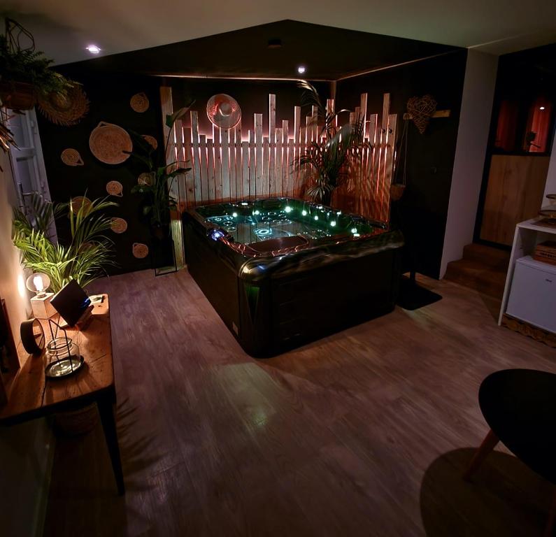 un soggiorno con vasca al centro della stanza di Love Room & Spa, L'Atelier des Sens a Mons-en-Pévèle
