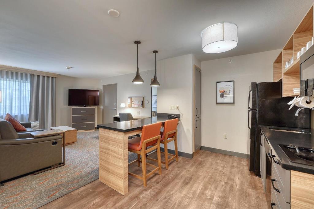 Candlewood Suites Milwaukee Airport - Oak Creek by IHG - Suite King De Un Dormitorio Con Sofá Cama