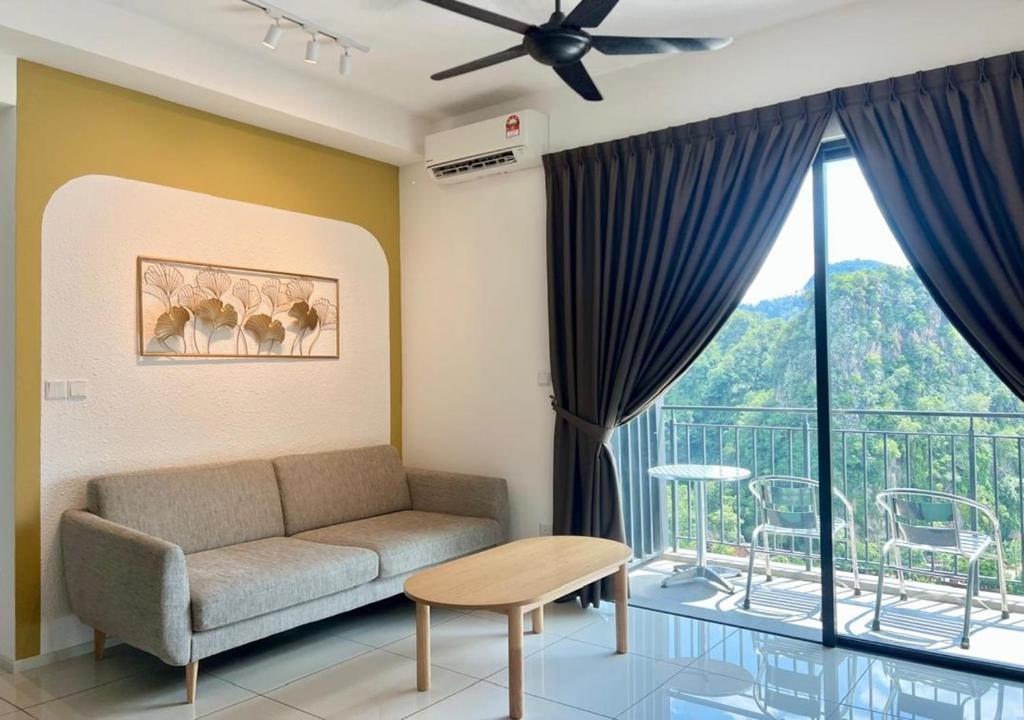 Χώρος καθιστικού στο Hotspring 2 Room Suite 1910 with Theme Park View and Netflix 6 pax