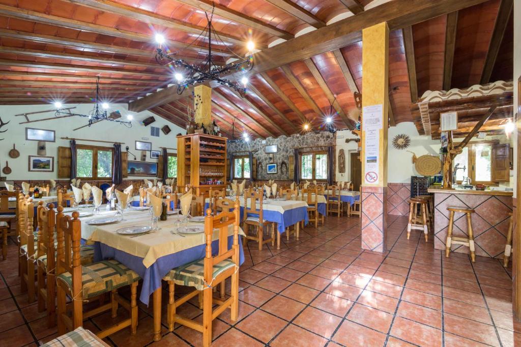A restaurant or other place to eat at Casas Rurales Los Enebros Nerpio