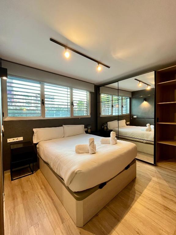 Posteľ alebo postele v izbe v ubytovaní WeRentVLC - Amazing Duplex Loft 2 bdrm