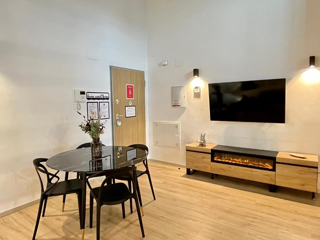 Televízia a/alebo spoločenská miestnosť v ubytovaní WeRentVLC - Amazing Duplex Loft 2 bdrm