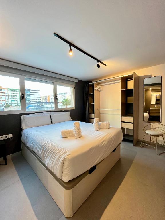 Posteľ alebo postele v izbe v ubytovaní WeRentVLC - Amazing Duplex Loft 2 bdrm