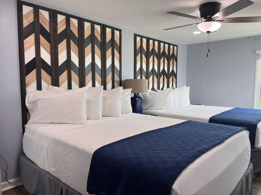 une chambre avec deux lits et un ventilateur de plafond dans l'établissement The Mark at Surfside #12 HOT TUB!, à Surfside Beach
