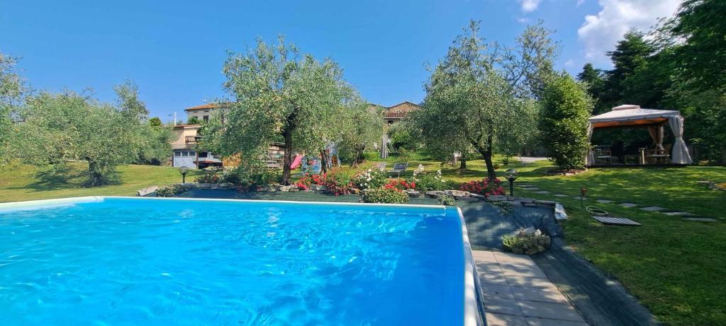 a swimming pool in the yard of a house at Ai Bastiani in Capannori