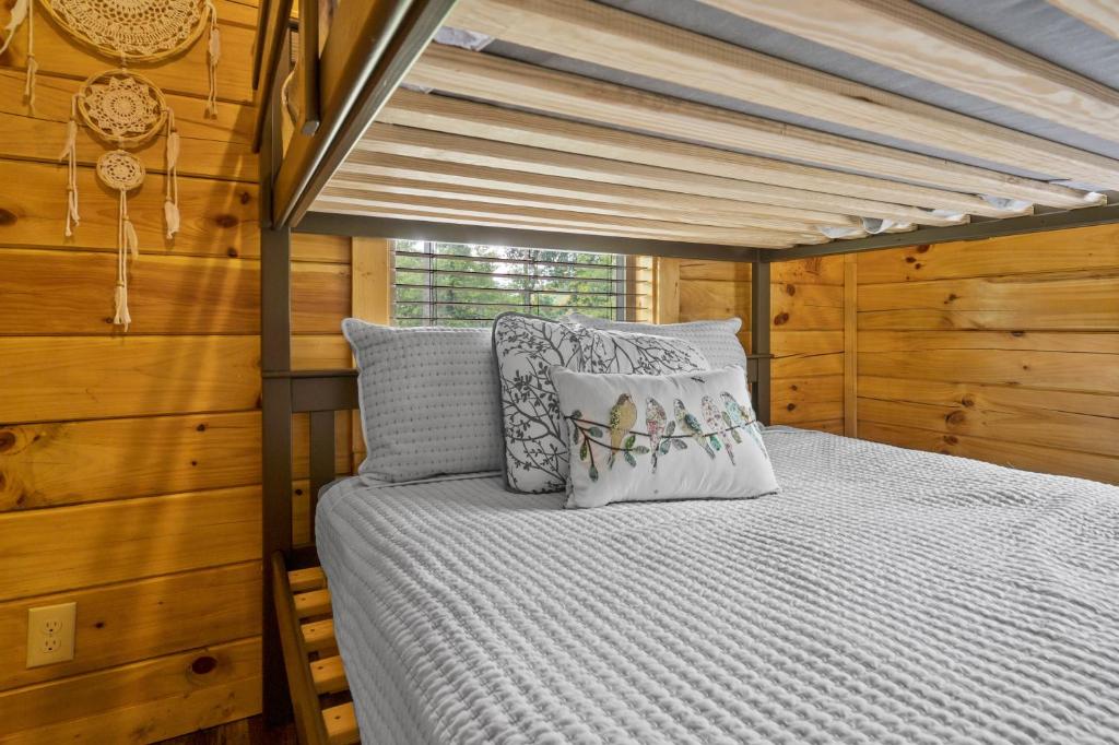 The Lazy Bee - Mountain Views, Pool, Hot Tub & Games for All客房内的一张或多张床位