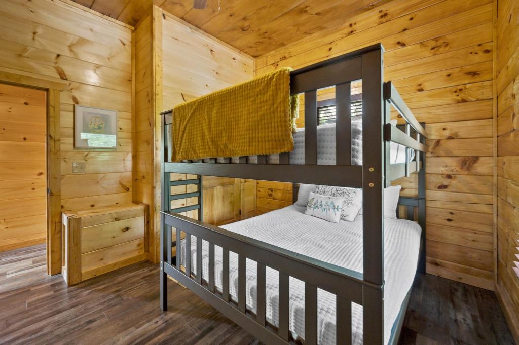 The Lazy Bee - Mountain Views, Pool, Hot Tub & Games for All客房内的一张或多张床位