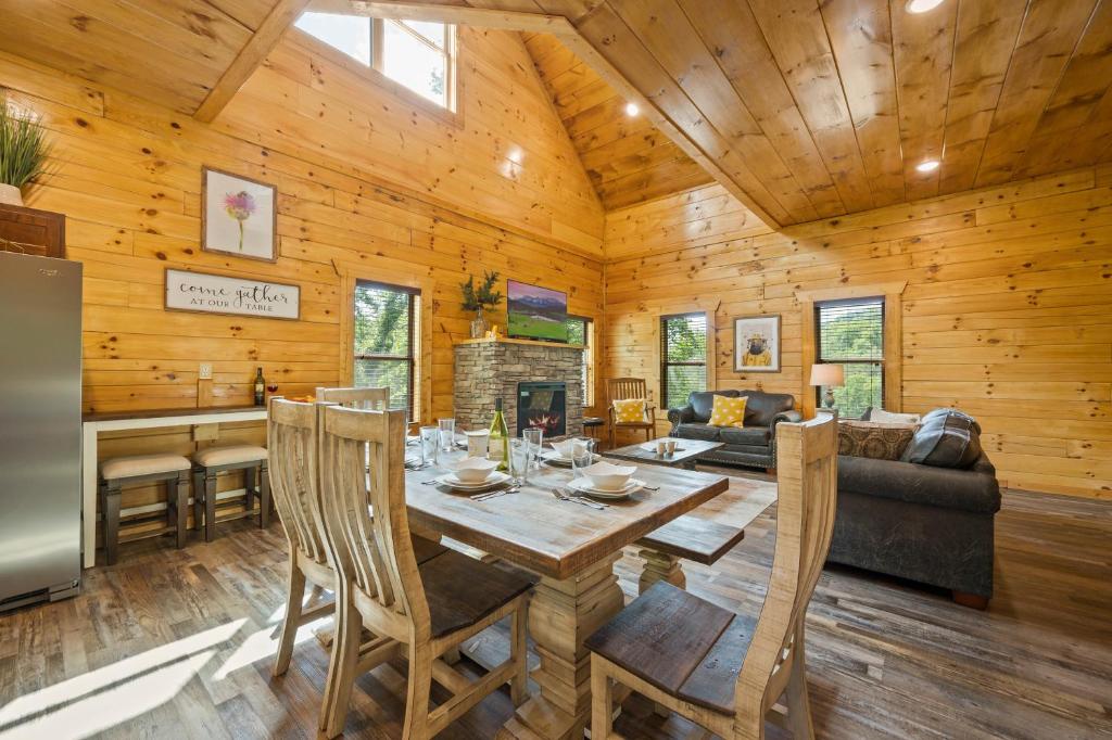 The Lazy Bee - Mountain Views, Pool, Hot Tub & Games for All的休息区