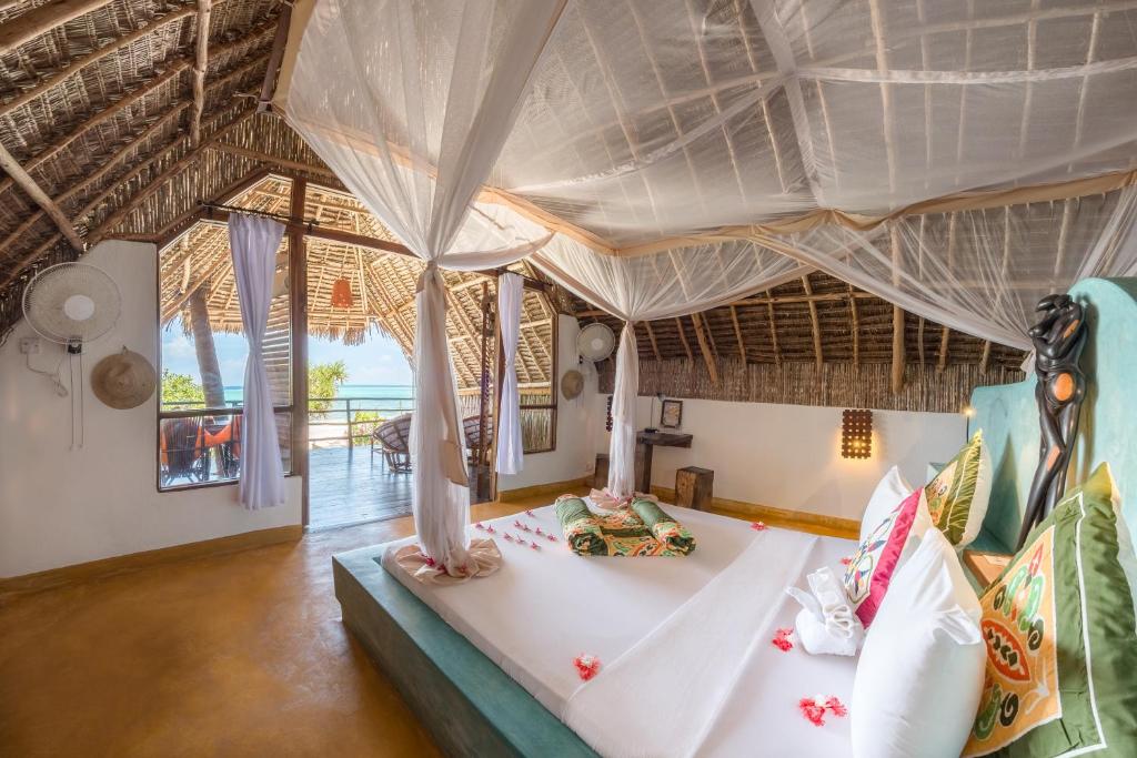 Postel nebo postele na pokoji v ubytování Sunshine Azure Zanzibar Beach Hotel