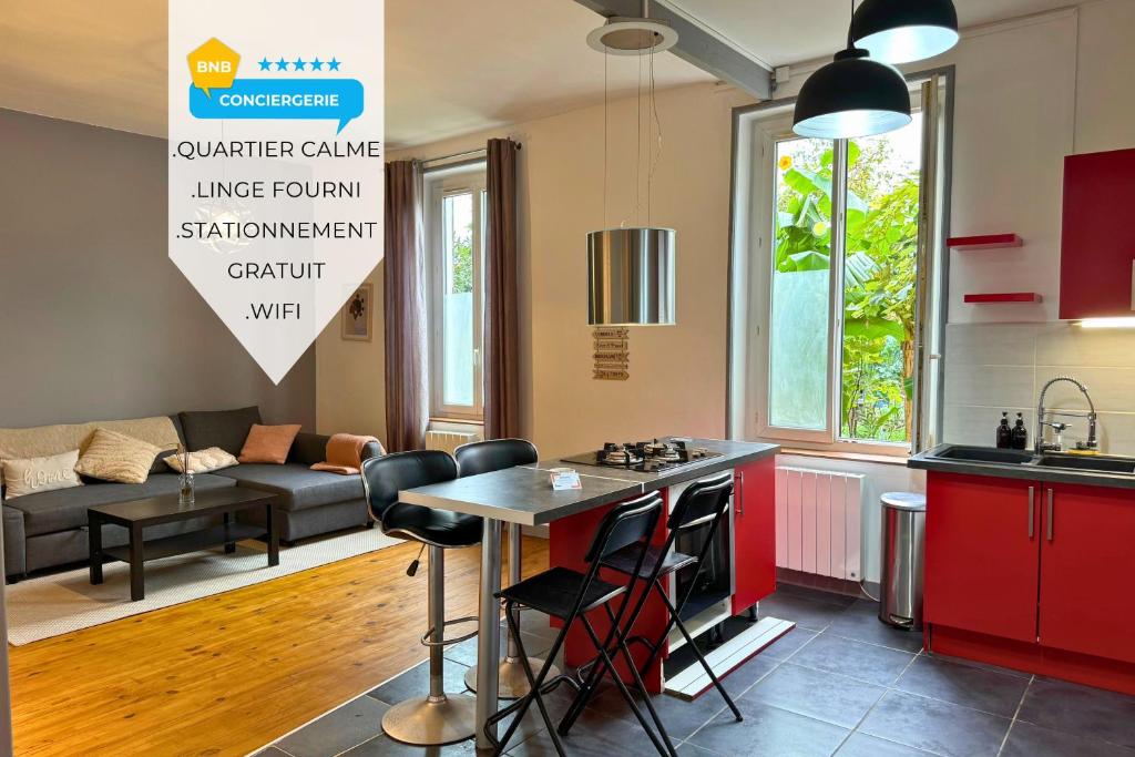 une cuisine et un salon avec une table et un canapé dans l'établissement Le Musset, BNBconciergerie, à Vaulx-en-Velin