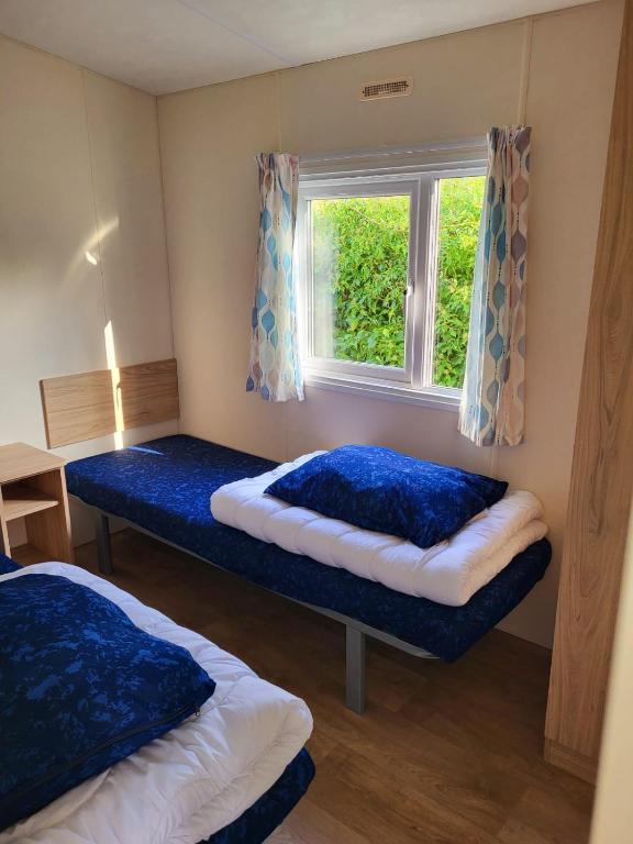 Postel nebo postele na pokoji v ubytování Strandhuis `Het Kompas`