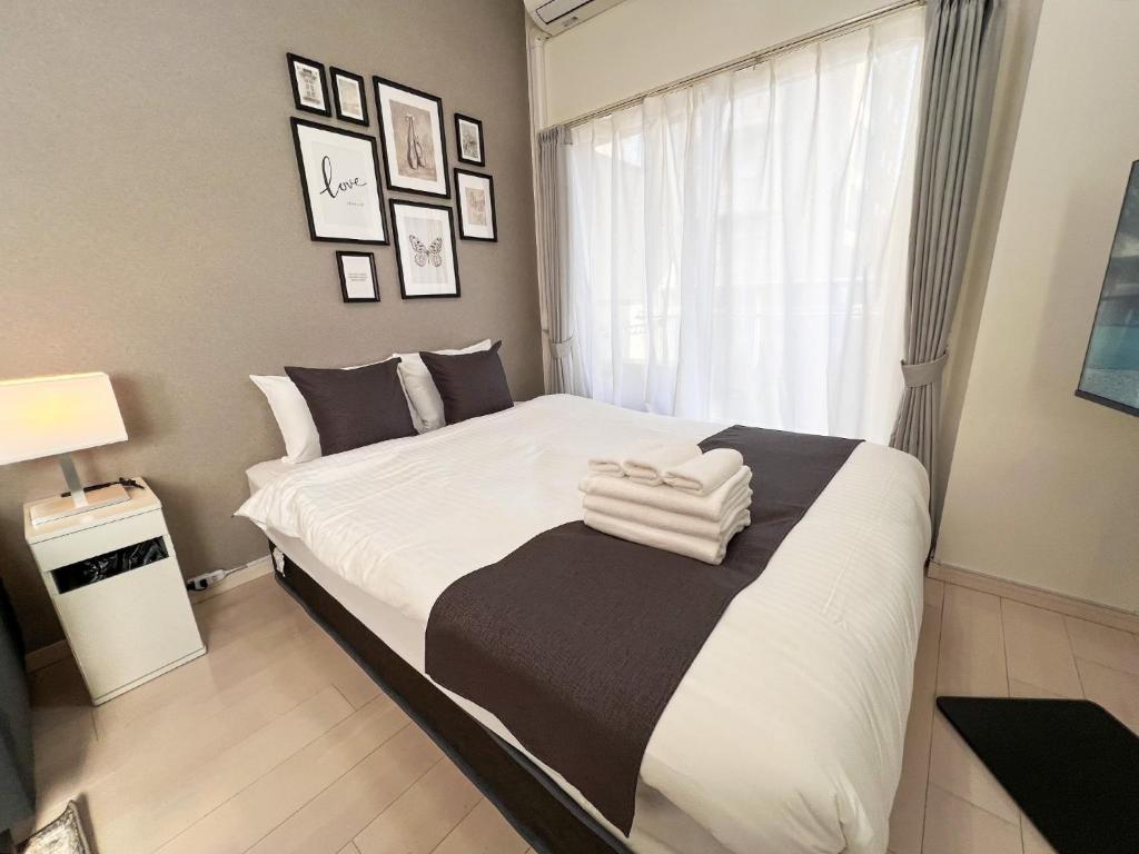 ein Schlafzimmer mit einem Bett mit Handtüchern darauf in der Unterkunft Lion Heiwa Odori - Vacation STAY 18060 in Hiroshima