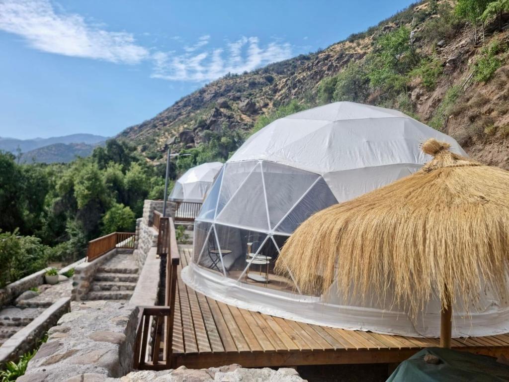 Nespecifikovaný výhled na hory nebo výhled na hory při pohledu z luxury tent