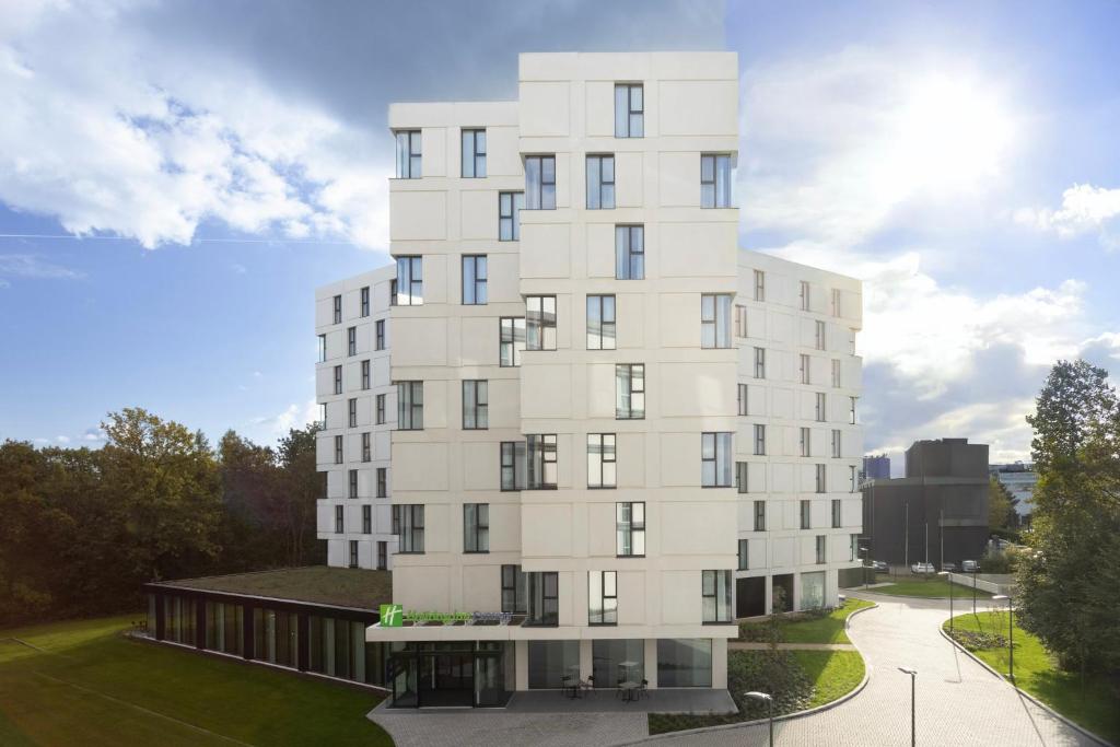 ディーゲムにあるHoliday Inn Express Brussels - Airport by IHGの白い建物の描写