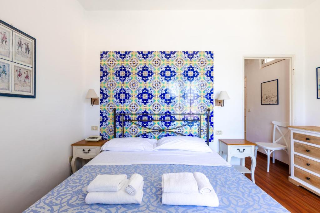 Postel nebo postele na pokoji v ubytování Hotel Torre Dei Borboni