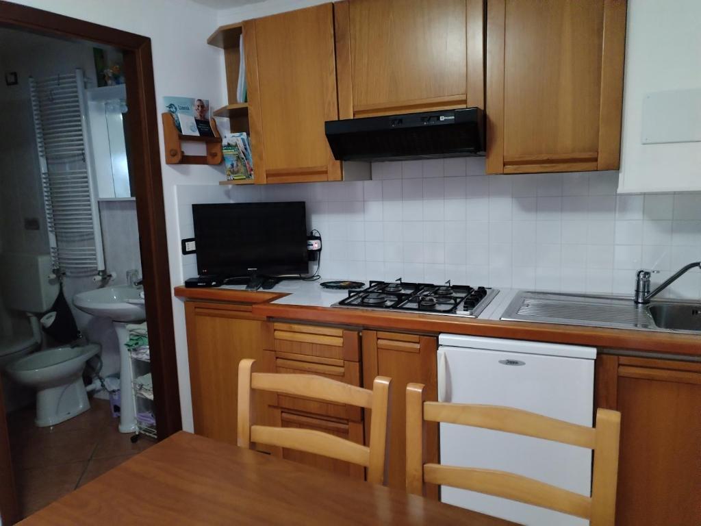 Kuchyň nebo kuchyňský kout v ubytování Il Ciliegio di Lurisia