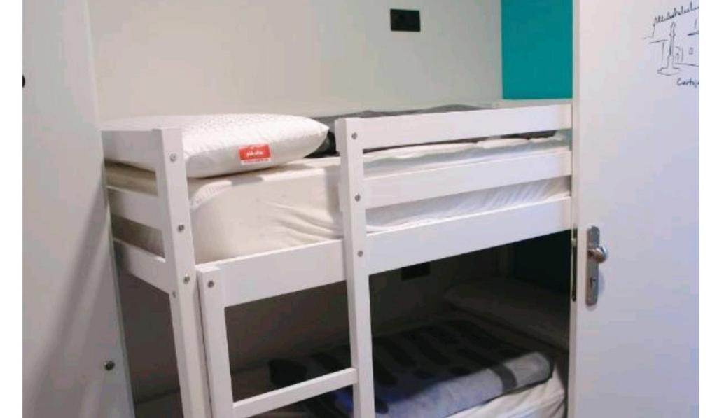 Łóżko lub łóżka w pokoju w obiekcie Hostel Trovadores