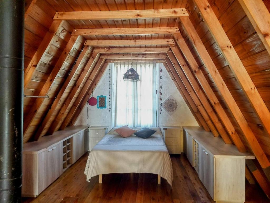 ein kleines Schlafzimmer mit einem Bett im Dachgeschoss in der Unterkunft Casa Alpina Acantilados in Mar del Plata