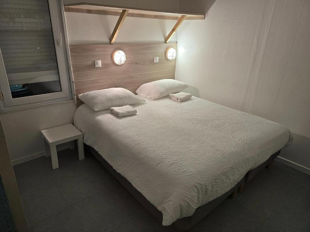 Brit Hotel Essentiel Poitiers Gare du Futuroscope - Quadruple Room With 1 Double Bed And 2 Single Beds