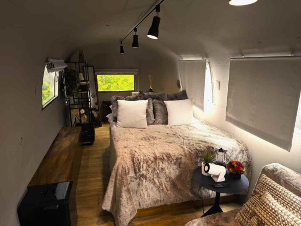 a bedroom with a large bed in a room at GRAN TOCORO, RESORT&GLAMPING - Vacation STAY 53426v in Narusawa