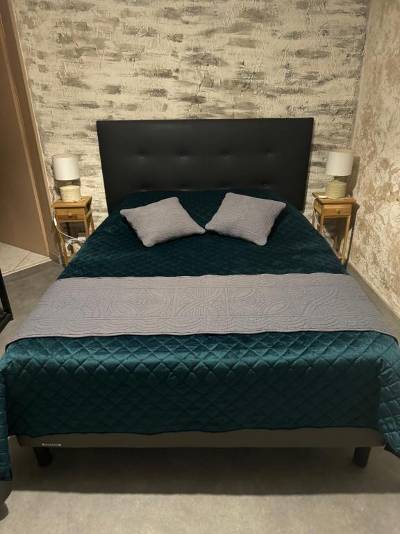 Ένα ή περισσότερα κρεβάτια σε δωμάτιο στο Chambre proche Puy du Fou