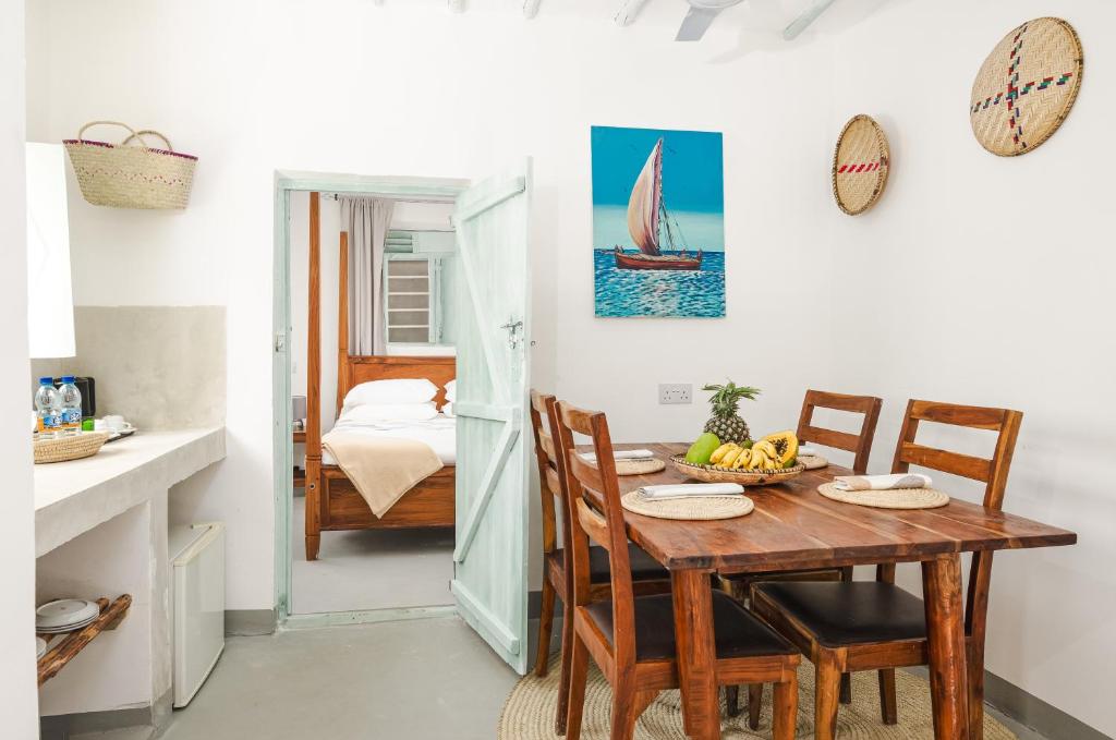 パジェにあるZanzibari holiday home by Liv Zanzibarのテーブルと椅子のあるキッチンとダイニングルーム