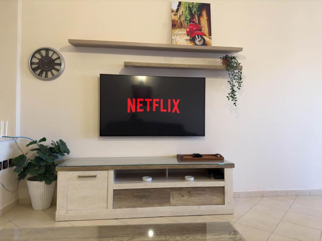 Televízia a/alebo spoločenská miestnosť v ubytovaní Top localisation, neuf, Piscine et une vue balcon