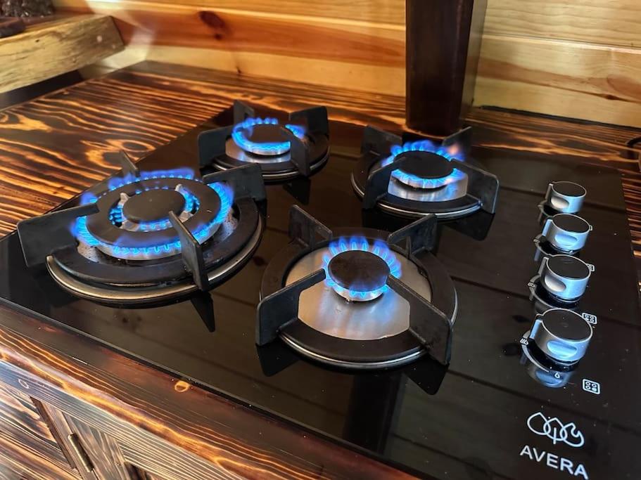 a stove with four burners on top of it at Cabaña nueva en el bosque y cerca al río Starlink in San Mateo Río Hondo